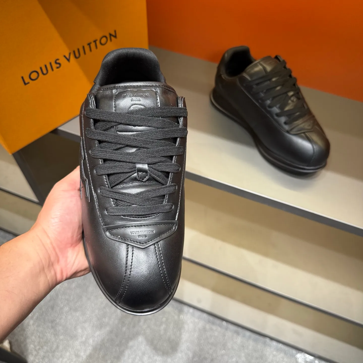 P540 Size 38-45 LV 🫏The colorful interpretation of BUTTERSOFT sneakers combines sheepskin, The colorful interpretation of LV BUTTERSOFT sneakers combines sheepskin and calfskin, bringing a super soft feel. Designed by Pharrell Williams, this '60s-inspired shoe features a padded upper that's been crafted by Louis Vuitton craftsmen to further enhance the comfort of the leather. In addition to the LV initials, it features multiple signatures, including natural leather trim and an embossed pattern of Pharrell Williams and lobster on the side, referencing the Fall/Winter 2025 men’s show. A must-have artifact for fashionistas✅
